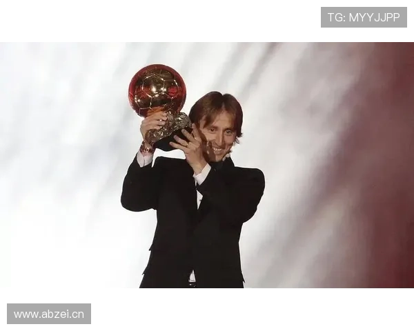 莫德里奇从8号位到自由中场的战术角色演变分析