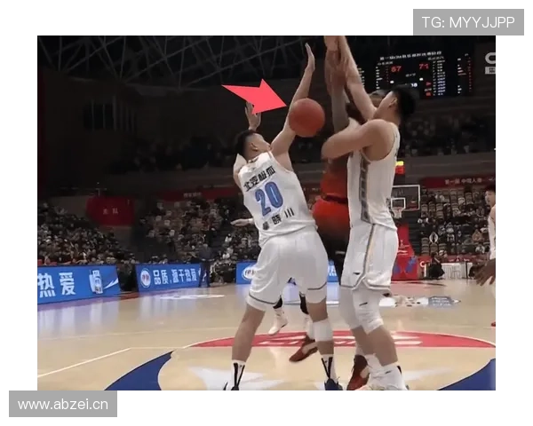 新手必看：篮球比赛中如何正确判定拉人犯规动作